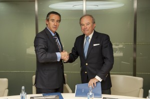 El Presidente de CESCE, Álvaro Bustamante, y el Director General de Negocio de CaixaBank, Juan Antonio Alcaraz, firman el acuerdo.